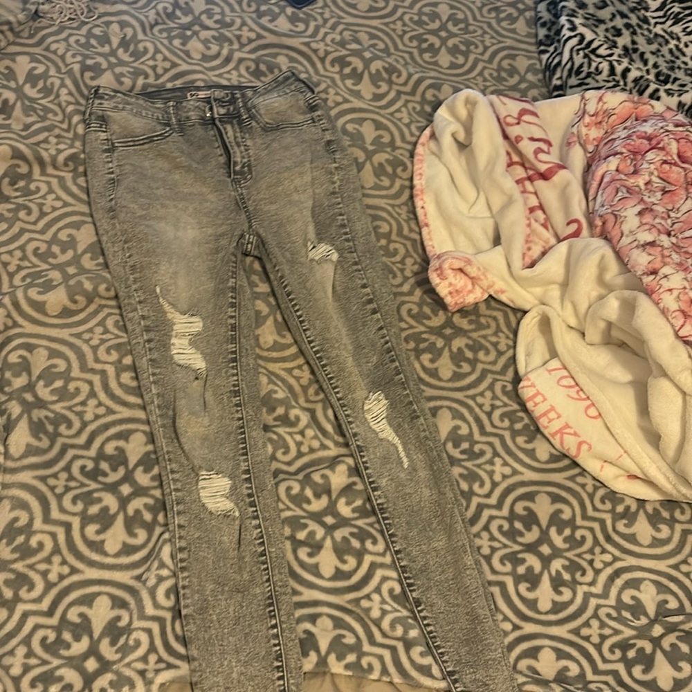 Women’s Grey Distressed Skinny jeans